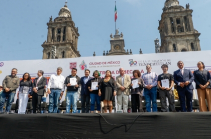 Gobierno de la Ciudad de México entrega becas de movilidad a universitarios