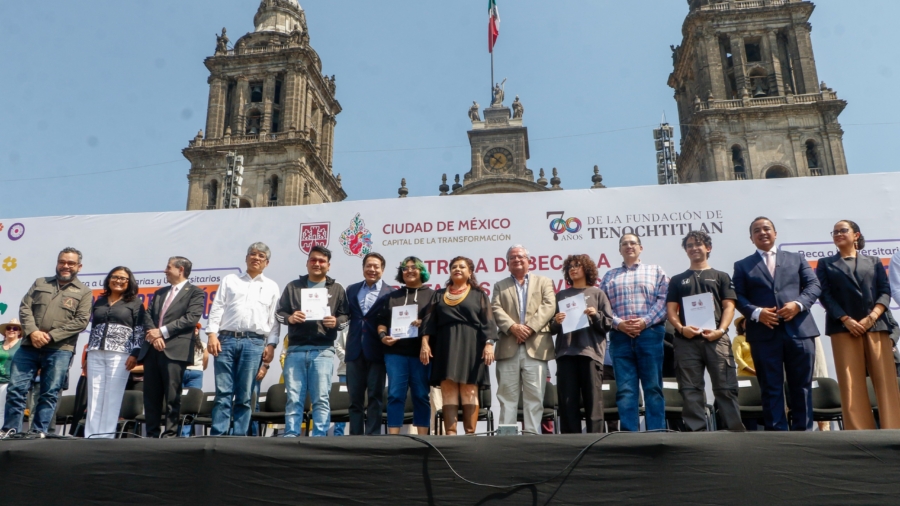 Gobierno de la Ciudad de México entrega becas de movilidad a universitarios