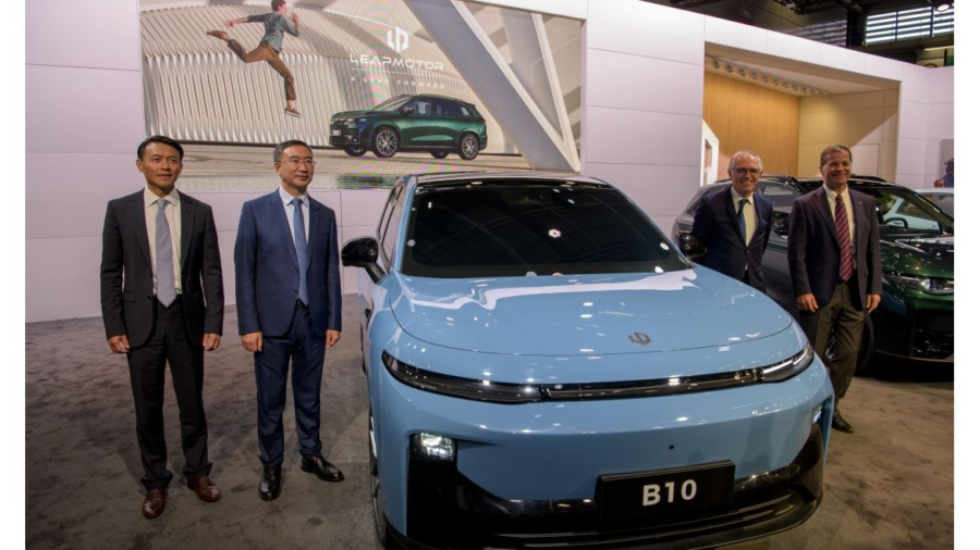 Leapmotor rompe el molde: reembolsa a clientes por software de conducción asistida