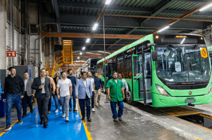 Samuel García supervisa producción de camiones Volvo-Marcopolo hechos 100% en Nuevo León