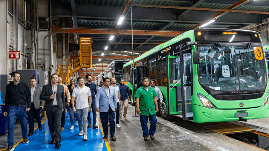 Samuel García supervisa producción de camiones Volvo-Marcopolo hechos 100% en Nuevo León