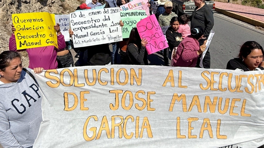 Ciudadanía de Peñamiller se moviliza y toma presidencia municipal; diputado Eric Silva acompaña protesta pacífica