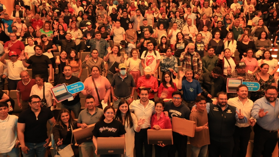 Leonor Mejía y Felifer Macías entregan 300 laptops para impulsar a emprendedores del programa «Conectados»