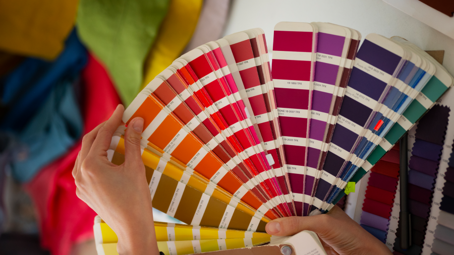 El Código de la Emoción: Cómo Pantone se Convirtió en el Diccionario Visual del Mundo Moderno