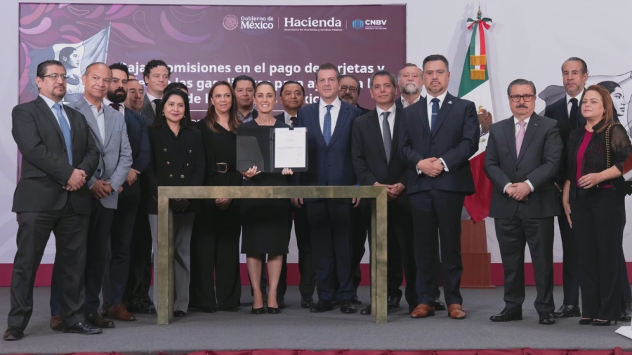 Golpe a los precios del combustible: Sheinbaum pacta con bancos y valeras reducir comisiones en gasolineras