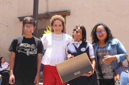 Combate a la brecha digital: Adriana Meza arranca entrega de computadoras a estudiantes de San Juan del Río