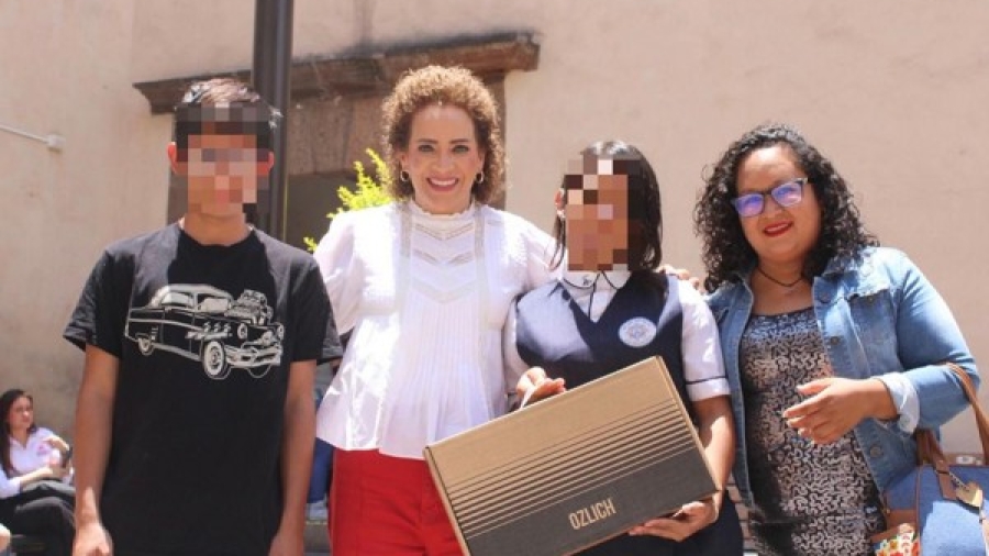 Combate a la brecha digital: Adriana Meza arranca entrega de computadoras a estudiantes de San Juan del Río