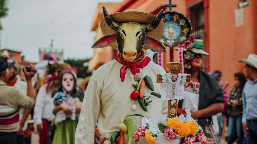 El rostro de la tradición: Casa del Faldón presenta la muestra fotográfica “Máscaras: Herencia Viva”