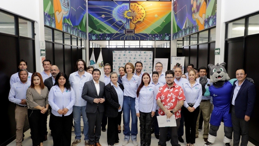 Arte y ciencia se encuentran: Inauguran el mural «Convergencia» de Daniel Rosas «Maze» en la UTC