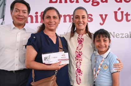«Que todos lleguen parejitos a la escuela»: Sheinbaum arranca en Neza la entrega nacional de la Beca Rita Cetina