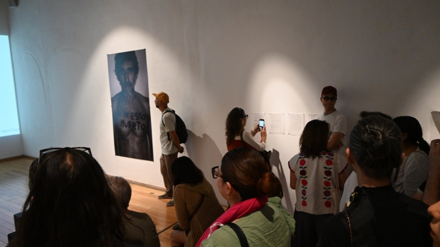 “Yo ya estoy muerto”: El artista Walter Cruz se desnuda conceptualmente en su nueva exposición en el MACQ