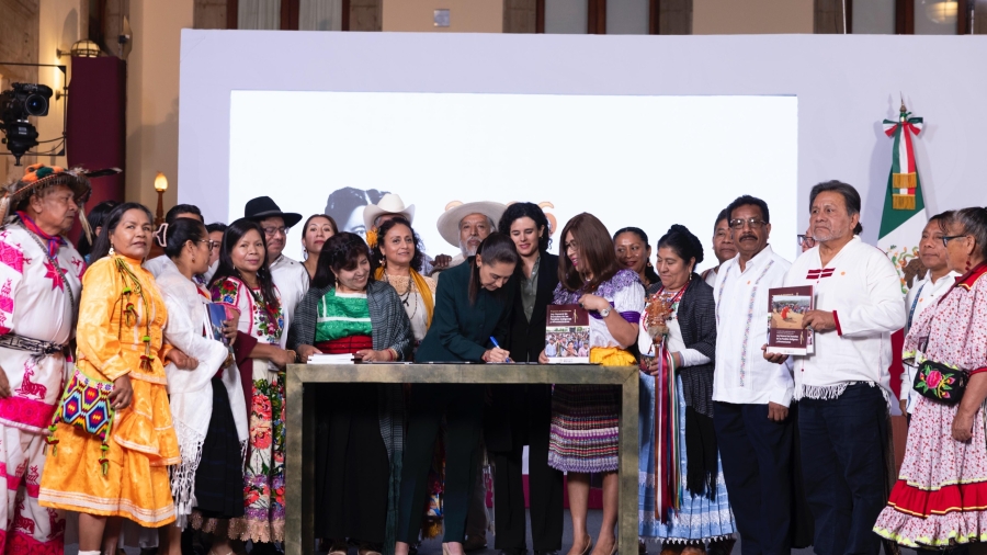 Sheinbaum firma convocatoria histórica para consultar Ley General de Derechos de Pueblos Indígenas y Afromexicanos