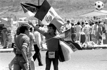 Rescatadas de un bazar: Querétaro revive la nostalgia de México 86 con la exposición «Vida y Futbol»