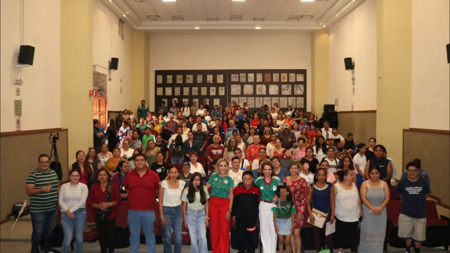 Cerrando la brecha digital: Adriana Meza entrega 148 computadoras a jóvenes de San Juan del Río