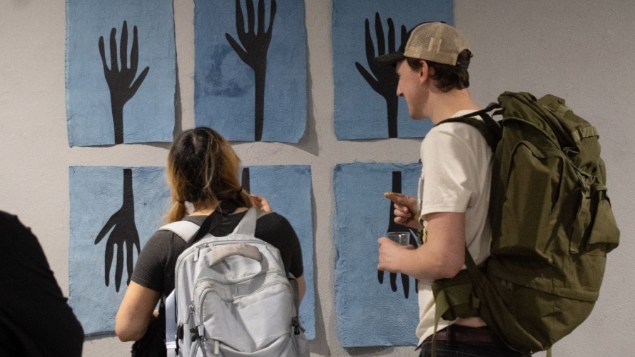 El arte vivo del pigmento ancestral: Aline González inaugura «Guardianes del Añil» en Querétaro