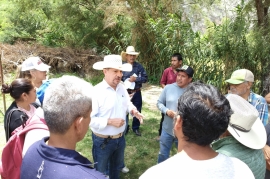 Luis Humberto Fernández recorre Peñamiller y escucha demandas de caminos, puentes y servicios básicos