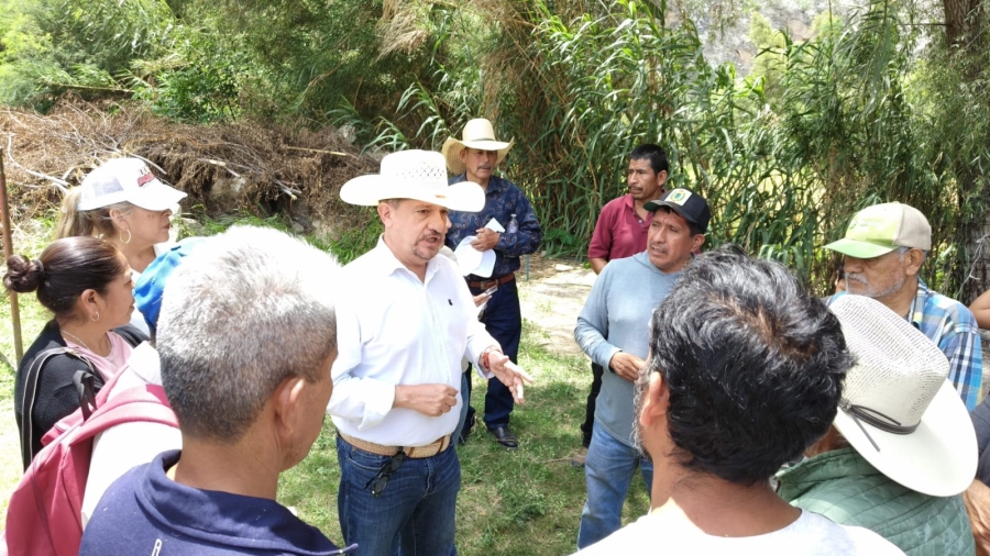 Luis Humberto Fernández recorre Peñamiller y escucha demandas de caminos, puentes y servicios básicos