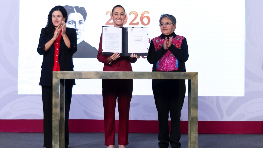 Sheinbaum firma decreto para ampliar la publicación de contratos, auditorías y datos de Pemex y CFE