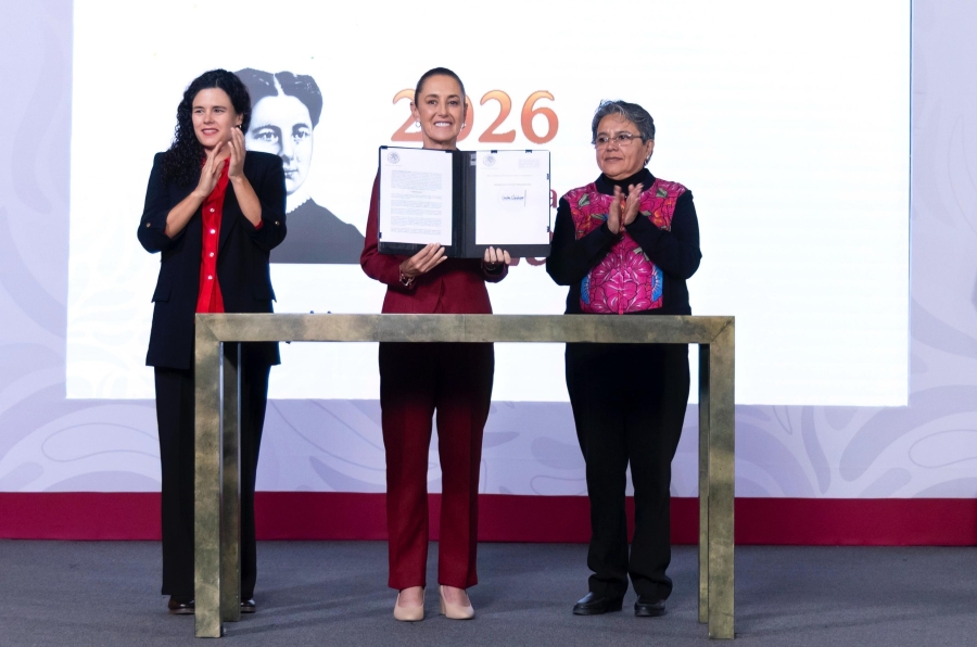 Sheinbaum firma decreto para ampliar la publicación de contratos, auditorías y datos de Pemex y CFE