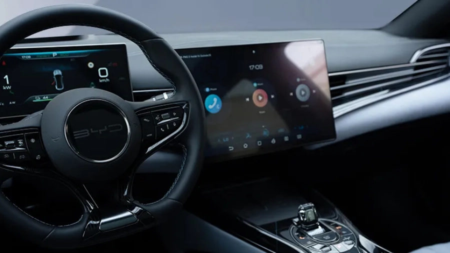 Automóvil eléctrico de marca china cargando en una estación pública en México