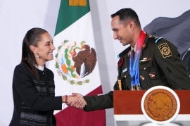 La Presidenta de México saluda a u deportista campeón y medallista