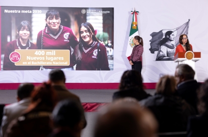 La Presidenta de México observa una presentación sobre las severas afectaciones que los aparatos digitales están provocando en las infancias del país