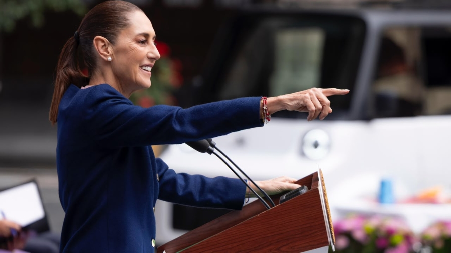 La Presidenta de México Junto al nuevo Olinia de Carga el vehículo eléctrico diseñado y prototipo en México
