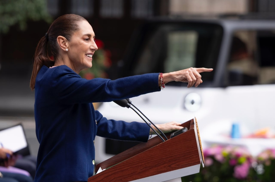 La Presidenta de México Junto al nuevo Olinia de Carga el vehículo eléctrico diseñado y prototipo en México