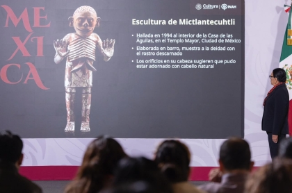 La Secretaria de Gobernación Rosa Icela Rodríguez observa la presentación con las distintas exposiciones