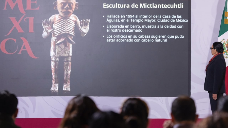 La Secretaria de Gobernación Rosa Icela Rodríguez observa la presentación con las distintas exposiciones