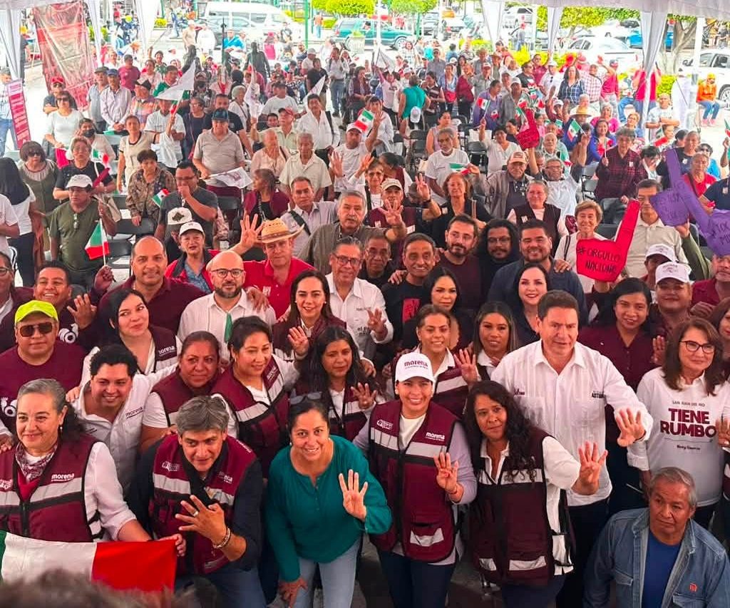 Políticas y Políticos del Partido morena alfinalizar la asamblea convocada en el jardín de la familia