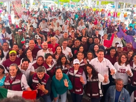 Políticas y Políticos del Partido morena alfinalizar la asamblea convocada en el jardín de la familia