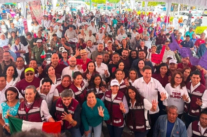 Políticas y Políticos del Partido morena alfinalizar la asamblea convocada en el jardín de la familia