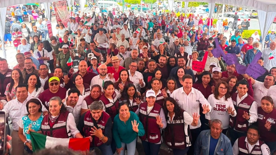Políticas y Políticos del Partido morena alfinalizar la asamblea convocada en el jardín de la familia