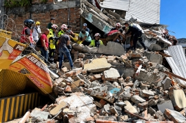 Sismo de 7.4 deja al menos 169 muertos; continúan los rescates