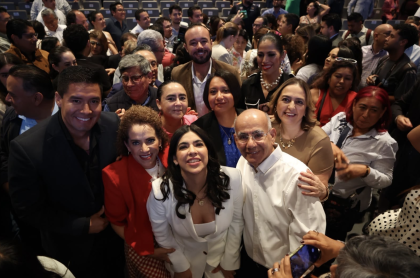 Diputada local durante su informe de actividades legislativas en el Teatro Metropolitano de Querétaro.