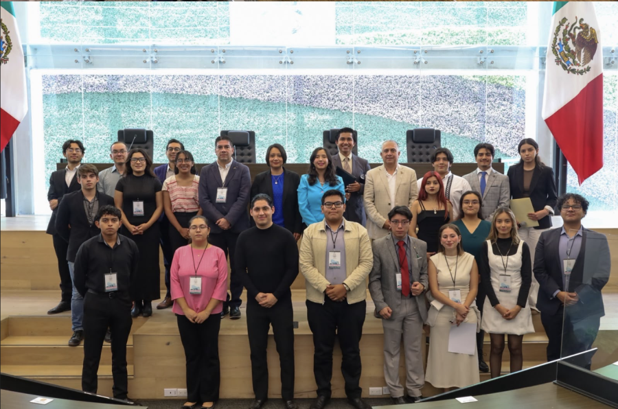 Jóvenes finalistas del Concurso Estatal de Oratoria en la tribuna del Congreso del Estado de Querétaro.