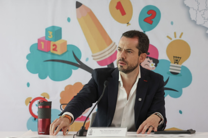 Paul Ospital escuchando los argumentos durante la discusión en la comisión de educación del Congreso de Querétaro