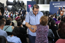 El diputado local Guillermo Vega en dialogo con ciudadana de San Juan del Río
