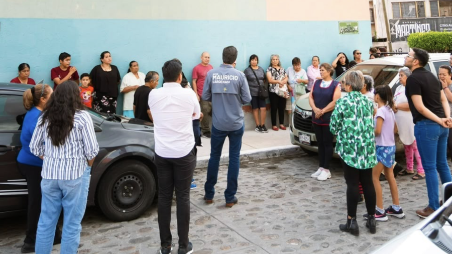 El Diputado Local Mauricio Cárdenas Inicia con la difusión de sus actividades frente a un grupo de vecinos que se juntaron a escucharlo