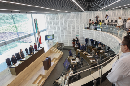 Diputadas y diputados locales acompañados por algunos invitados especiales durante la sesión donde se aprueban iniciativas y exhortos