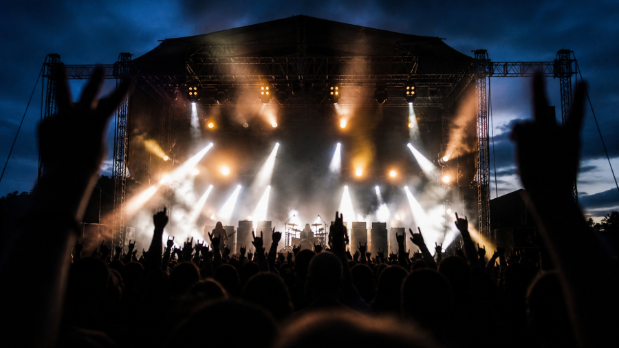 Escenario de concierto de metal con luces e instrumentos durante un homenaje a Ozzy Osbourne