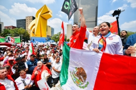 El líder nacional de PRI envolviéndose en la bandera como niño héroe