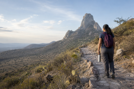 Visitante en el sendero autorizado de la Peña de Bernal, Querétaro