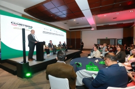 Panel de representantes de clústeres industriales durante el Primer Congreso Nacional de Clústers en Querétaro.