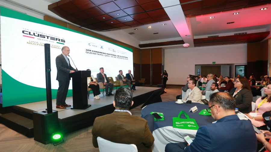 Panel de representantes de clústeres industriales durante el Primer Congreso Nacional de Clústers en Querétaro.