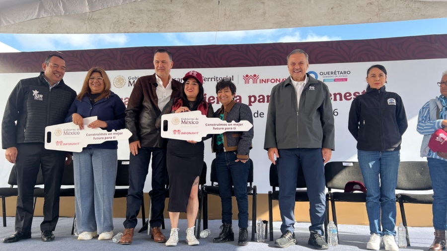 «Han sido muchas las mudanzas»: 126 familias de San Juan del Río reciben las llaves de su primera casa propia