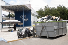 Contenedores con aparatos electrónicos y botellas de PET reunidos durante una campaña de reciclaje en San Juan del Río.