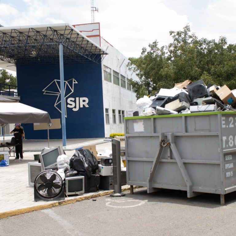 Contenedores con aparatos electrónicos y botellas de PET reunidos durante una campaña de reciclaje en San Juan del Río.