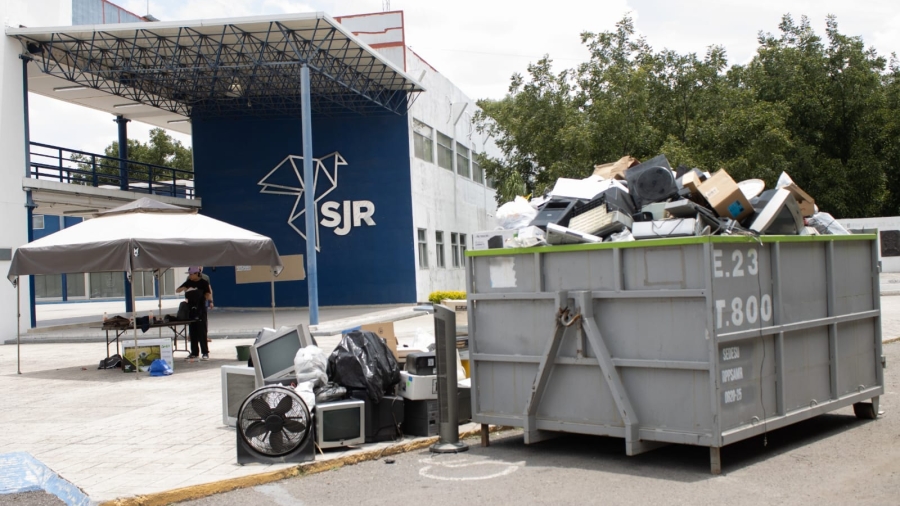 Contenedores con aparatos electrónicos y botellas de PET reunidos durante una campaña de reciclaje en San Juan del Río.